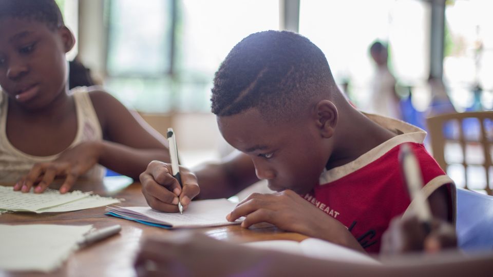 Le Smartsitting et aide aux devoirs soutien scolaire : enfant fait de l'aide aux devoirs soutien scolaire