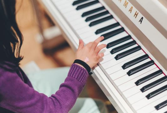 Le Smartsitting et éveil musical : smartsitter fait du piano et éveil musical avec un enfant