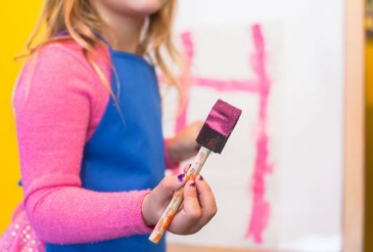 Le Smartsitting garde d'enfants et babysitting créatif : smartsitter fait un atelier arts plastiques dessin peinture avec un enfant